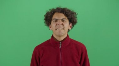 Yetişkin Adam Üst Dişlerini Gösteriyor