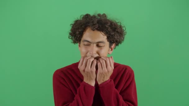 Kousání nehtů dospělým mužem — Stock video