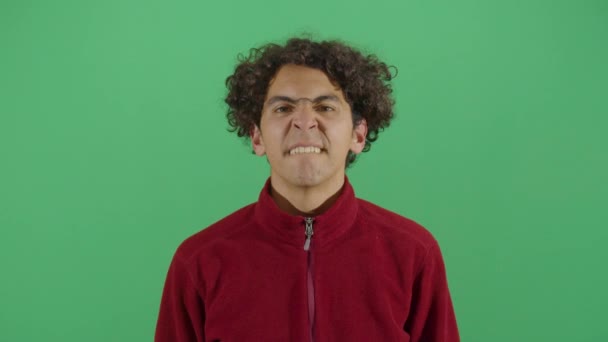 Hombre adulto mostrando los dientes superiores — Vídeo de stock