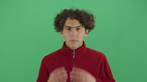 Дорослий чоловік фіксує волосся використовуючи руку — стокове відео