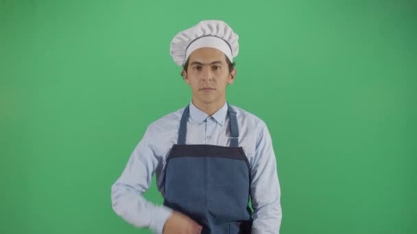 Ο ενήλικος μάγειρας μυρίζει τα βρώμικα χέρια του. — Αρχείο Βίντεο
