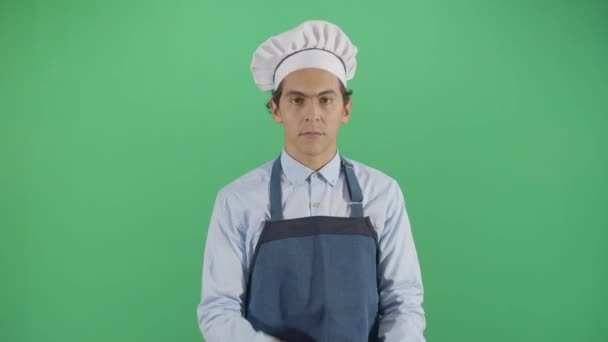 Adulto uomo chef affilatura un coltello — Video Stock