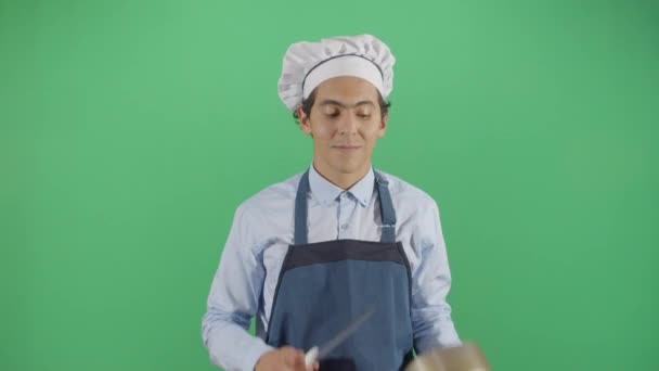 Feliz hombre adulto cocinero bailando — Vídeo de stock