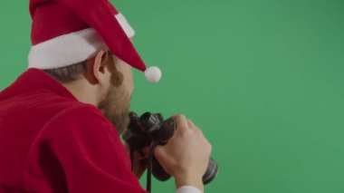 Yetişkin Noel Baba Dürbüne Bakıyor