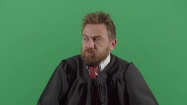 Çılgın Yetişkin Adam Yüzler Yapan Yargıç