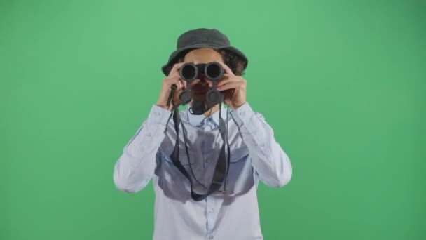 Dorosły człowiek odkrywca za pomocą Binocular nieprawidłowo — Wideo stockowe