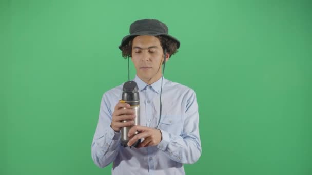 Volwassen Man Explorer Drinkwater — Stockvideo