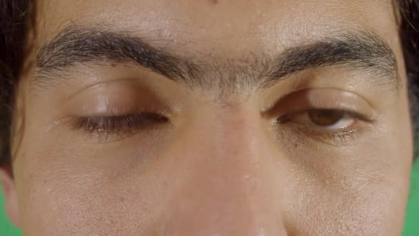 Hombre adulto con ojos somnolientos — Vídeo de stock