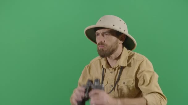 Дорослий Man Explorer Дивлячись через бінокль — стокове відео