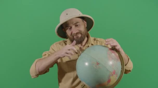 Adult Man Explorer Walking His Fingers On The Globe — ストック動画