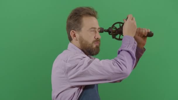 クレイジー大人男性カーペンター掘削ヘッド — ストック動画