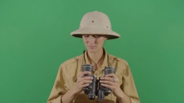 Kadın Kâşif Dürbününü Temizliyor