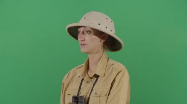 Kadın Kâşif Kameraya Şaşkın Bakıyor