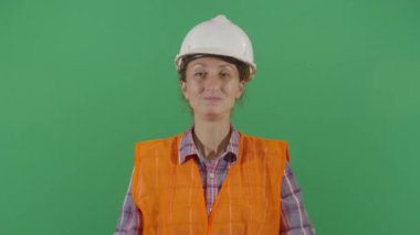 Kadın Mühendis Başparmaklarıyla Onaylıyor
