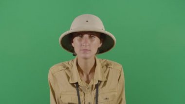 Şüpheli Kadın Kâşif Kameraya Bakıyor