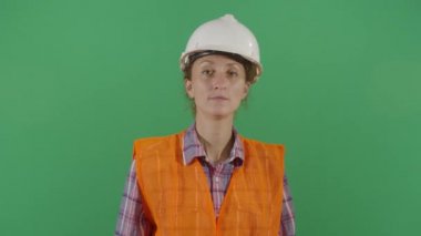 İsyancı Kadın Mühendis Bir İşaret Yapıyor