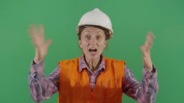 Kızgın Kadın Mühendis İş yerinde Bağırıyor