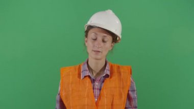 Kadın mühendis kendini başından vuruyor.