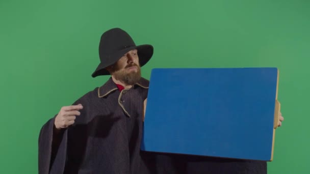 Dospělý muž kouzelník objeví něco na obrazovce — Stock video