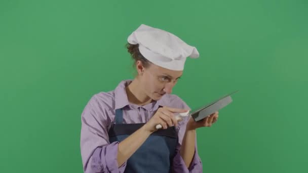 Mujer cocinero afilando un cuchillo — Vídeos de Stock