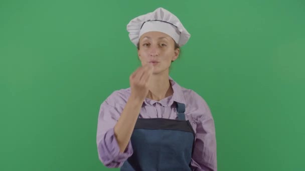 Woman Cook Making A Delicious Sign — Stock Video