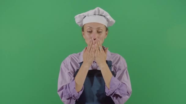 Женщина-повар нюхает его руки — стоковое видео