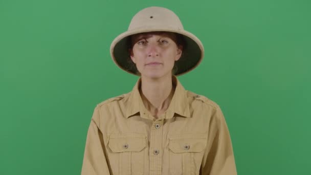 Vrouw Explorer geeuwt intens — Stockvideo