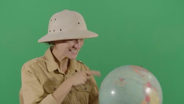 Жінка - дослідник, яка ходить своїми пальцями по глобусі — стокове відео