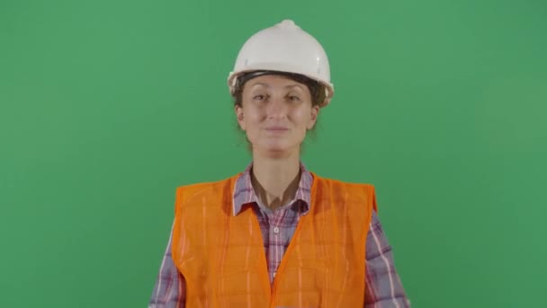 Női mérnök jóváhagyása hüvelykujjal — Stock videók