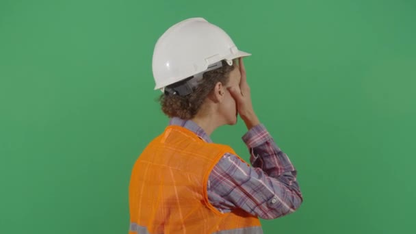 Жінка інженер потирає обличчя з розмальовкою — стокове відео