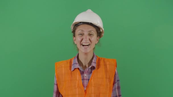Kobieta inżynier śmieje się głośno — Wideo stockowe