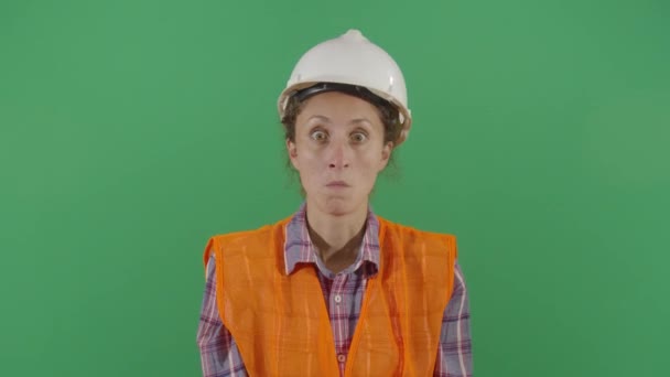 Vrouw ingenieur opening ogen als gek — Stockvideo