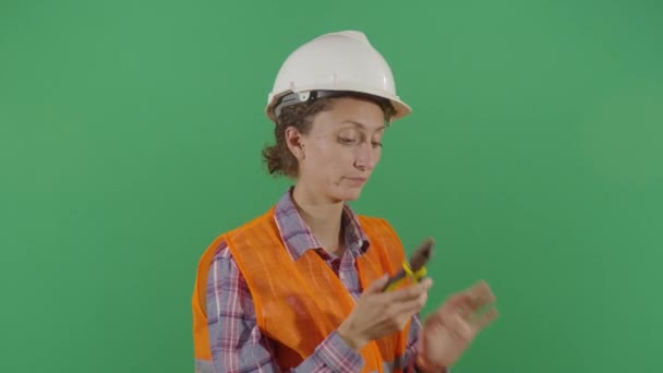 Női mérnök beszél a Pliers Phone — Stock videók