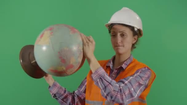 Жіночий інженер похитує глобус — стокове відео