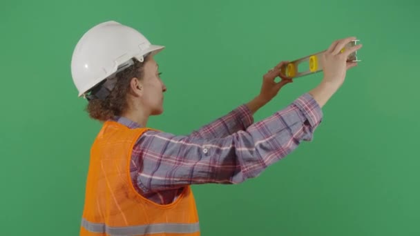 Женщина-инженер с помощью уровня — стоковое видео