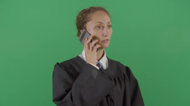 Vrouw rechter neemt de telefoon — Stockvideo