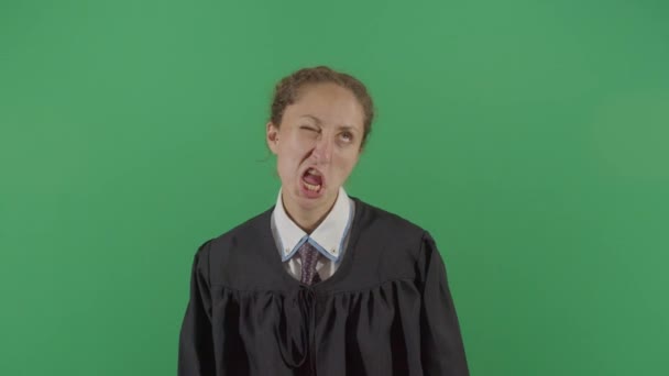 Őrült nő bíró csinál arcok — Stock videók