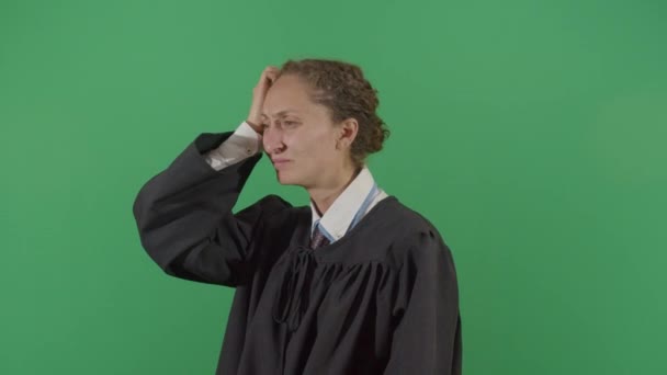 Confused Woman Judge Scratching Head — Stock Video