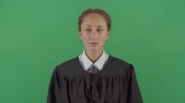 Kadın yargıç şüpheli bir şekilde mahkemeye bakıyor.