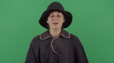 Yorgun Kadın Sihirbaz İşten Sonra Esniyor