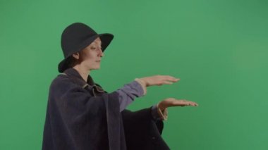 Kadın Büyücü Ellerinde Bir Şey Büyütüyor