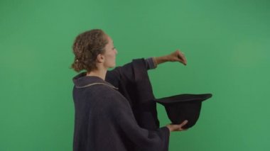 Kadın Sihirbaz Şapkadan Bir Şey Çıkartır