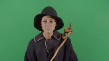 Kadın Sihirbaz Kameraya Şüpheli Bakıyor