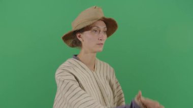 Suratını ovuşturan Köylü Kadın