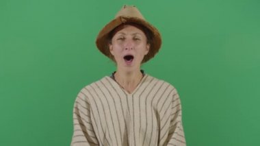 Kadın Köylü Esniyor Uzun bir yürüyüşten sonra