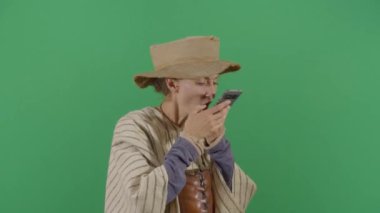 Köylü Kadın Telefona Bağırıyor