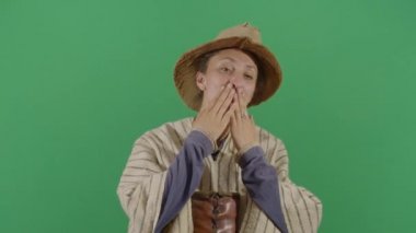 Kadın Köylü Öpücüklerini Kameraya Esiyor