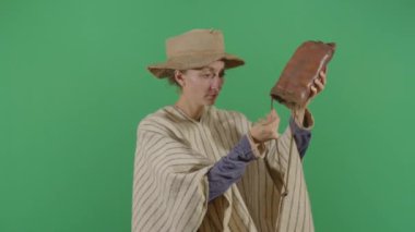 Kadın Köylü Çantada Para Arıyor