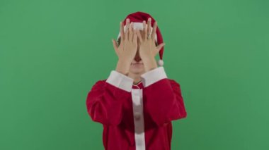 Noel Baba kadın yüzünü ovalıyor.