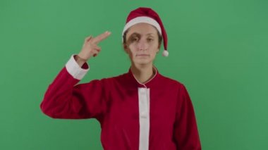 Kadın Noel Baba kendini vuruyor.